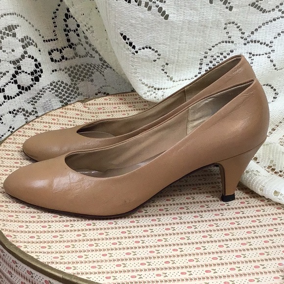Vintage Nude Pumps - Picture 3 of 9
